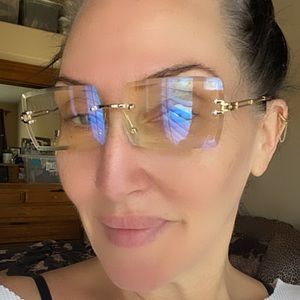 Fashion glasses with opalescent flash